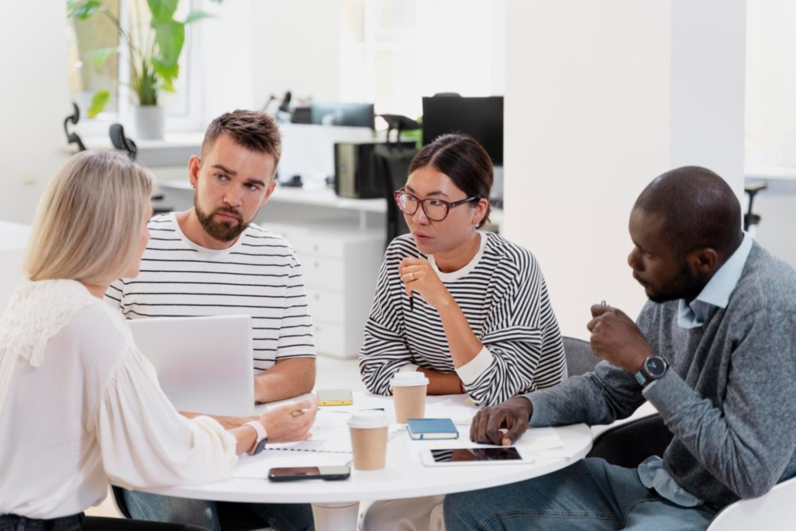 Étudiants travaillant sur des analyses financières